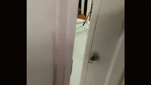 Entro al cuarto de mi estudiante y ella me seduce y me la follo